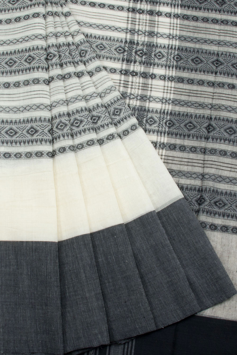 Black & White Handloom Dhaniakhali Cotton Saree 10062592