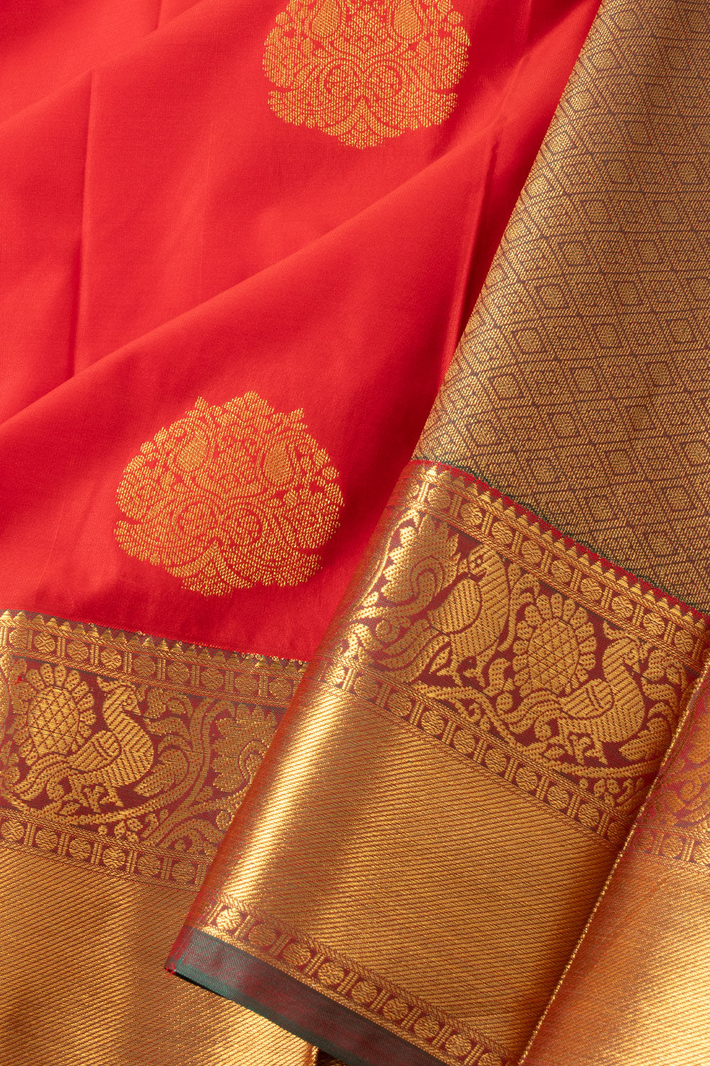 Red Kanjivaram Silk Saree with Contrast Pallu 10073880